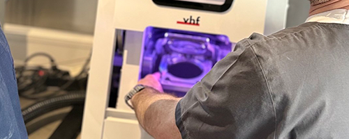 Labormitarbeiter an einem Scanner